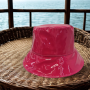 Chapeau bob de pluie vernis rose framboise