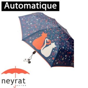 Parapluie pliant mini chats
Parapluie qui résiste au vent.
Ce parapluie est compact et pliable en 3 parties : il ne mesure que 28cm une fois replié.
Il s'ouvre et se ferme automatiquement.
Il est fabriqué à base de toile pongée qui assure son étanchéité.
Joli motif de 2 chats rouges et gris sur un fond bleu.
Marque française Neyrat.