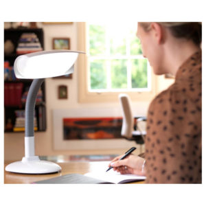 Luminothérapie au bureau avec la lampe DESKLAMP